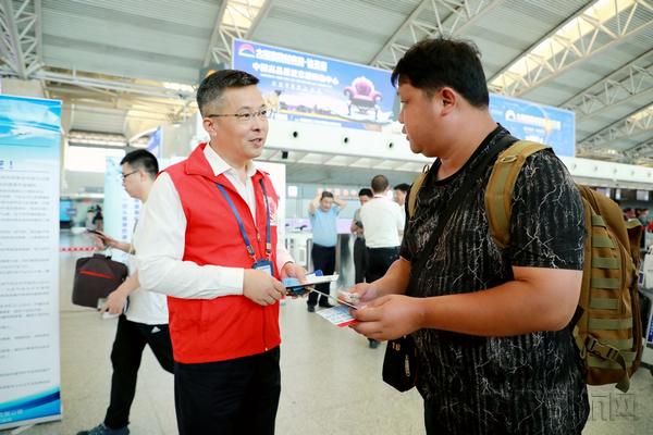 南航西安分公司总经理陈茂俊向旅客讲解航空安全知识——凌兴东摄.jpg 南航西安分公司总经理陈茂俊向旅客讲解航空安全知识——凌兴东摄.jpg