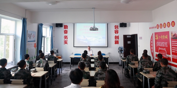 南航新疆分公司常务副总经理为新员工们作开班动员。——车捷摄.jpg 南航新疆分公司常务副总经理为新员工们作开班动员。——车捷摄.jpg