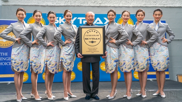 附图1:海航集团董事长陈峰领取2019年SKYTRAX世界五星航空公司奖牌.jpg 附图1:海航集团董事长陈峰领取2019年SKYTRAX世界五星航空公司奖牌.jpg