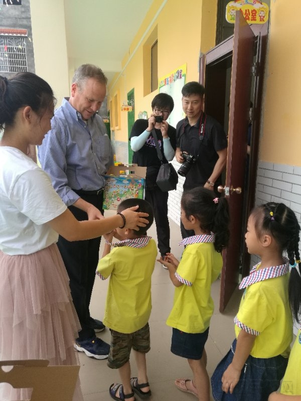 林世伟一行来到中航集团定点扶贫的江口村，慰问幼儿园的孩子们。杨群峰 摄.jpg