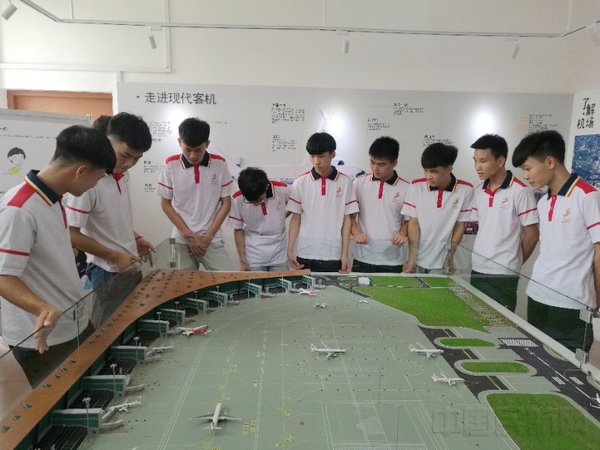 昭平县第五中学的学生课后参观航空馆。 杨群峰 摄.jpg 昭平县第五中学的学生课后参观航空馆。 杨群峰 摄.jpg