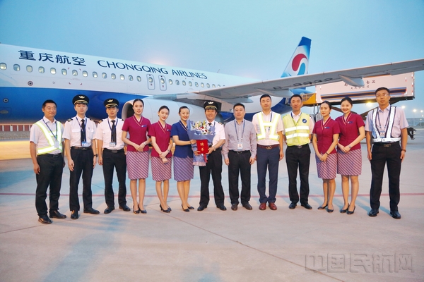 时晨 摄影 2019年6月18日19时15分,耿爱国执飞南航旗下重庆航空公司航班平稳降落在大连国际机场.jpg 时晨 摄影 2019年6月18日19时15分,耿爱国执飞南航旗下重庆航空公司航班平稳降落在大连国际机场.jpg