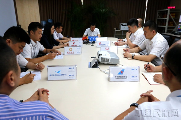 不忘初心 踏上流量管理新征程——8家航空公司完成入驻西南空管局流量管理大厅6_副本_副本.jpg