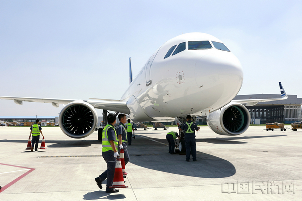 4青岛航空迎来第20架飞机.jpg 4青岛航空迎来第20架飞机.jpg