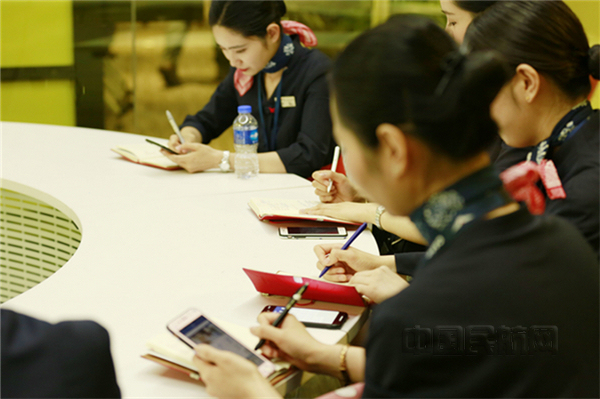 nEO_IMG_利用“百读”平台开展学习的东航乘务员.jpg nEO_IMG_利用“百读”平台开展学习的东航乘务员.jpg