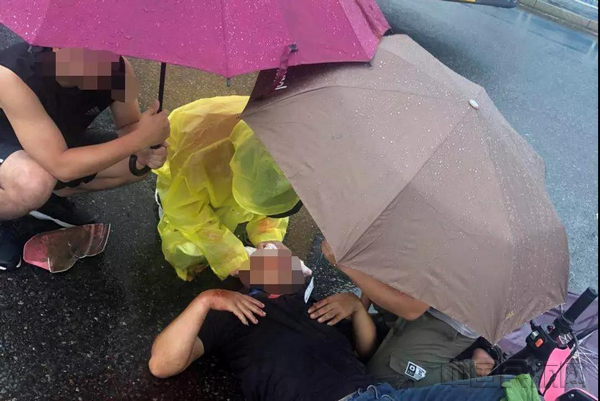 图为当时赵萍(穿黄雨衣者)救人情形。(南航珠海公司提供).jpg 图为当时赵萍(穿黄雨衣者)救人情形。(南航珠海公司提供).jpg