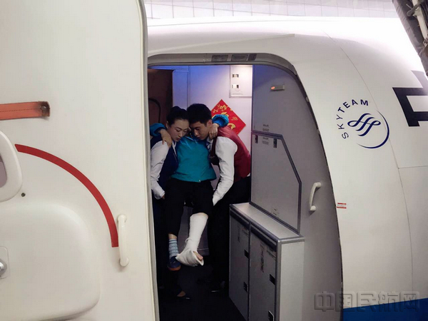 一次航班降落后,赵萍与同事合力将伤病旅客抬下飞机。(南航珠海公司提供).jpg 一次航班降落后,赵萍与同事合力将伤病旅客抬下飞机。(南航珠海公司提供).jpg