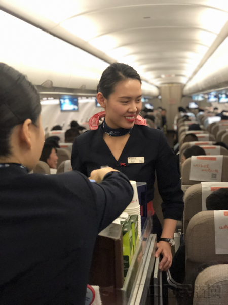 东航西北公司空乘服务旅客.jpg 东航西北公司空乘服务旅客.jpg