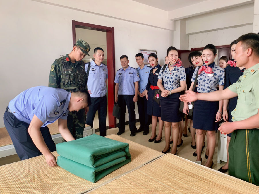 东航空勤人员走进武警部队开展主题交流