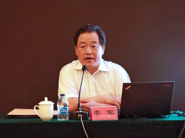 李军作专题讲座.jpg