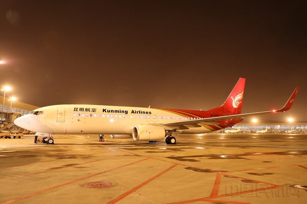昆明航空B-1315的波音737-800型客机顺利降落在昆明长水国际机场.jpg