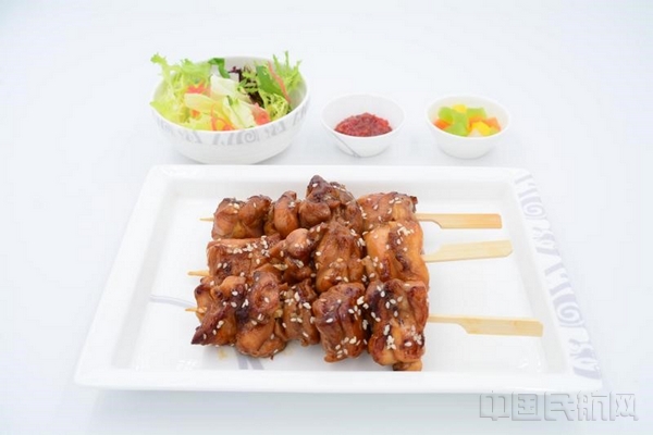 附图7:海南航空Hai Chef海品空厨团队特别研发海航特色烤鸡肉串.jpg 附图7:海南航空Hai Chef海品空厨团队特别研发海航特色烤鸡肉串.jpg