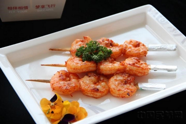 附图8:海南航空Hai Chef海品空厨团队特别研发海航特色烤大虾串.jpg 附图8:海南航空Hai Chef海品空厨团队特别研发海航特色烤大虾串.jpg