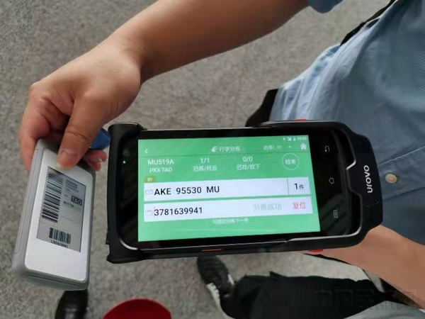 东航在大兴机场测试永久电子行李牌-东航供图.jpg 东航在大兴机场测试永久电子行李牌-东航供图.jpg