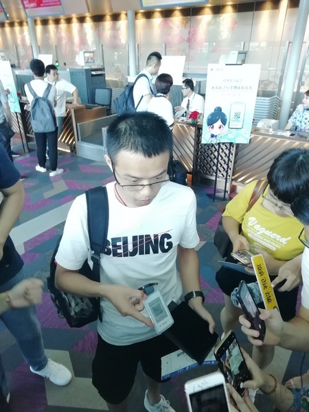 获赠电子行李牌的东航旅客-钱擘摄.jpg 获赠电子行李牌的东航旅客-钱擘摄.jpg