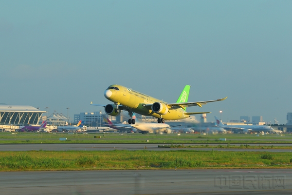 c919大型客机104架机从上海浦东国际机场第四跑道起飞