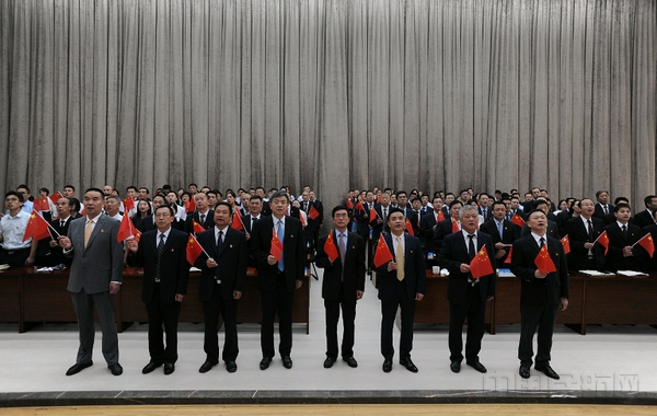 主题教育中，东航武汉公司组织主旋律歌曲合唱-东航供图.jpg