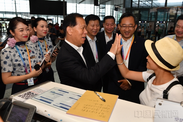 东航集团党组书记、董事长刘绍勇在航站楼一线开展主题教育调研-东航供图.jpg