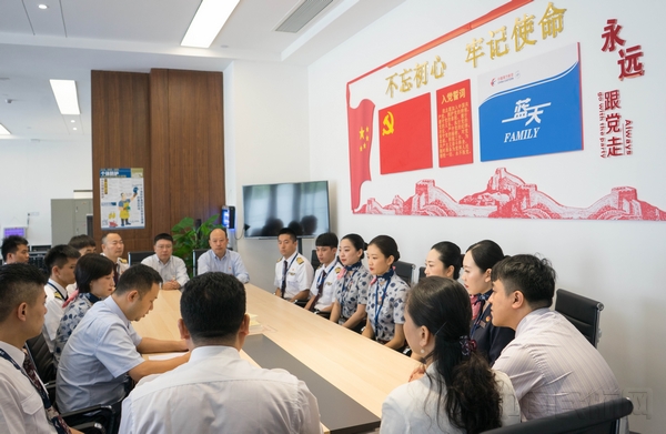 东航广东分公司“蓝天党小组”开展主题教育学习-林珮雯摄.jpg