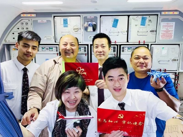 乘务员们为旅客赠送建军节航班的纪念品-上海航空供图.jpg 乘务员们为旅客赠送建军节航班的纪念品-上海航空供图.jpg