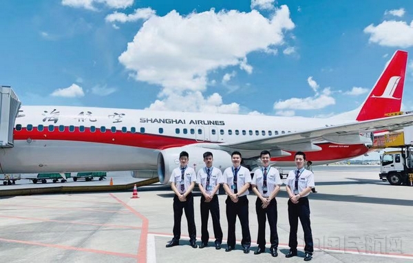 执飞八一航班的退伍军人乘务组-上海航空供图.jpg 执飞八一航班的退伍军人乘务组-上海航空供图.jpg