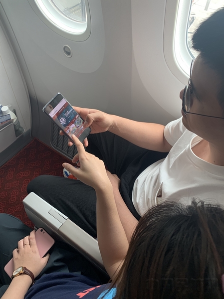 附图3:旅客在机舱内使用Hai-Fi搜索观看“王者荣耀世界冠军杯”视频.jpg 附图3:旅客在机舱内使用Hai-Fi搜索观看“王者荣耀世界冠军杯”视频.jpg