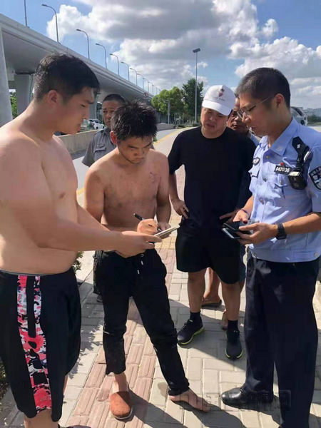 nEO_IMG_杨会江（左一）和8月2日的溺水者（左二）向民警说明情况-东航供图.jpg