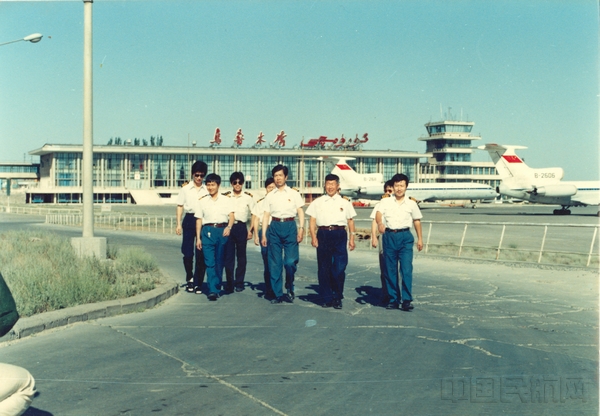 新疆航空公司执飞运-5飞机的部分飞行人员在乌鲁木齐机场留影。.jpg