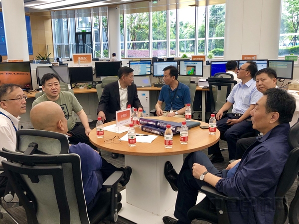 nEO_IMG_东航集团总经理李养民(右一)上午召集飞行、机务、运控、客舱等部门负责人开会,研究应对措施。