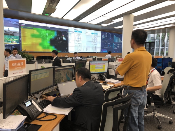 nEO_IMG_东航运控中心人员密切注视着虹桥调机浦东飞机的落地情况。