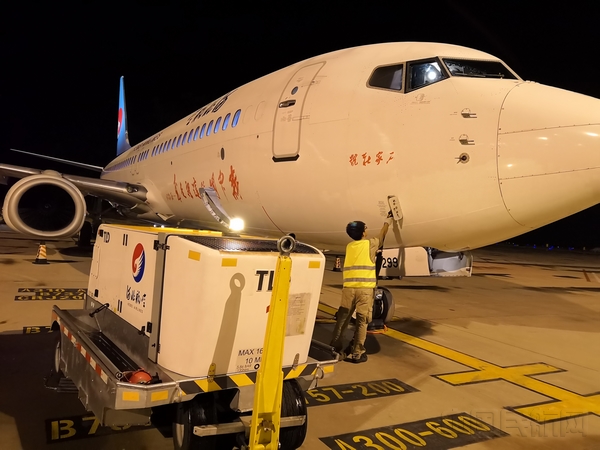 河北航空自主采购的电源车.jpg