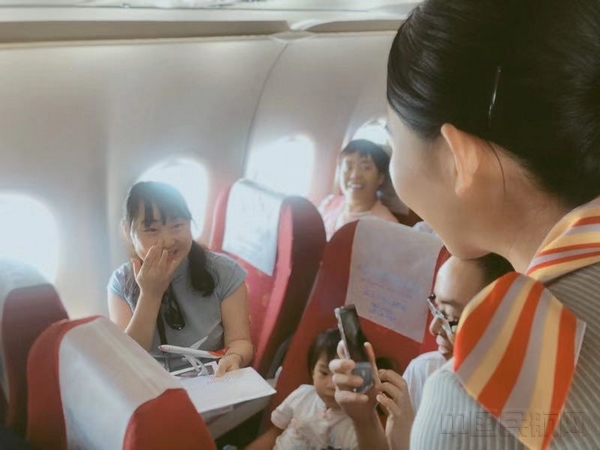 图一 乘务员为王女士送祝福.jpg