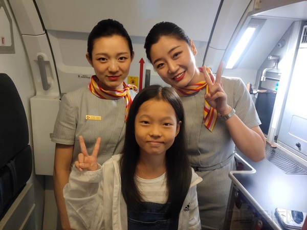 图四 乘务员与旅客合影留念.jpg