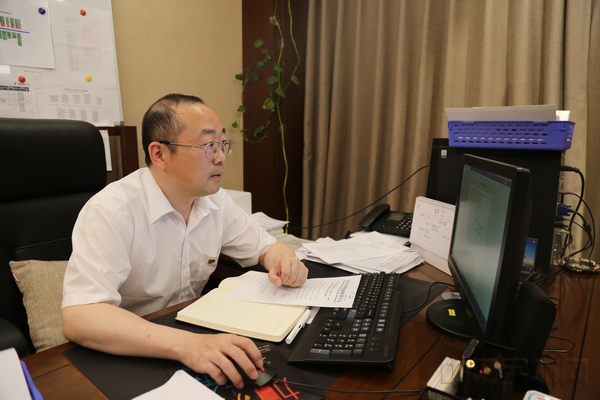 工作中的孙伟.jpg 工作中的孙伟.jpg