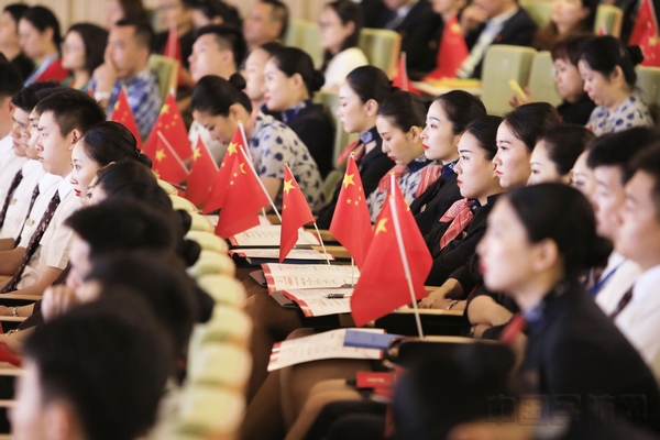 东航员工在会场聆听演讲-殷立勤摄.jpg