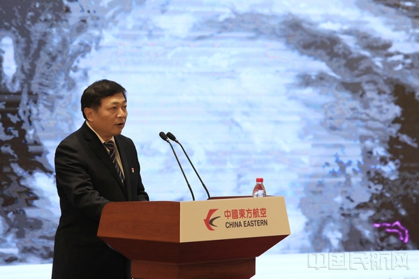 东航运行总监胡振明讲述东航运控党员抗台经历-殷立勤摄.jpg