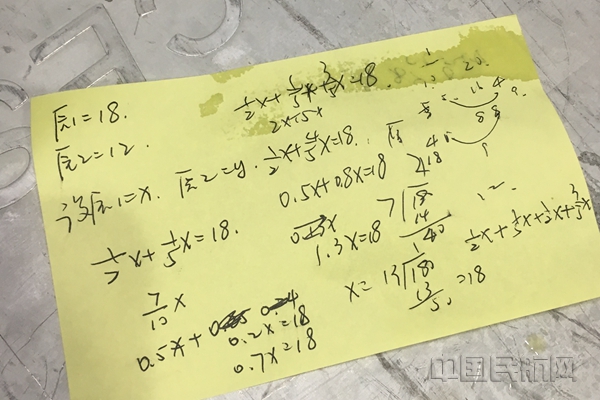 上航乘务员指导无陪儿童分析解题-上航供图.jpg