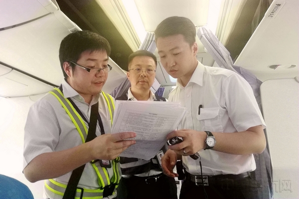 图为陈茂俊总经理在客舱检查安全员应知应会内容——凌兴东摄.jpg 图为陈茂俊总经理在客舱检查安全员应知应会内容——凌兴东摄.jpg
