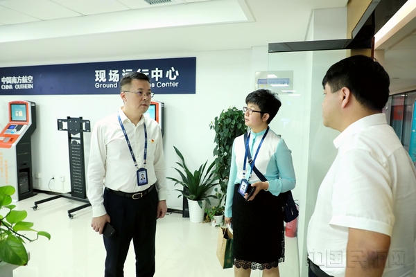 图为陈茂俊总经理到现场运行中心检查——凌兴东摄.jpg 图为陈茂俊总经理到现场运行中心检查——凌兴东摄.jpg