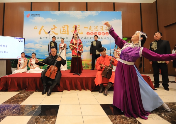 07.国航合唱团与乌兰牧骑共同表演《鸿雁》 摄影:武明飞.jpg 07.国航合唱团与乌兰牧骑共同表演《鸿雁》 摄影:武明飞.jpg