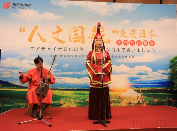 05.敖特根其其格长调表演《褐色的鹰》 摄影:武明飞.jpg 05.敖特根其其格长调表演《褐色的鹰》 摄影:武明飞.jpg