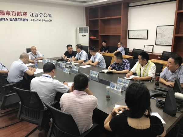 东航江西分公司领导商讨处置方案.jpg