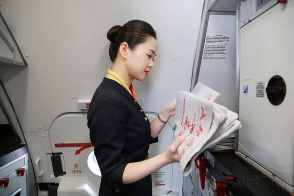 客舱乘务员进行准备工作.jpg