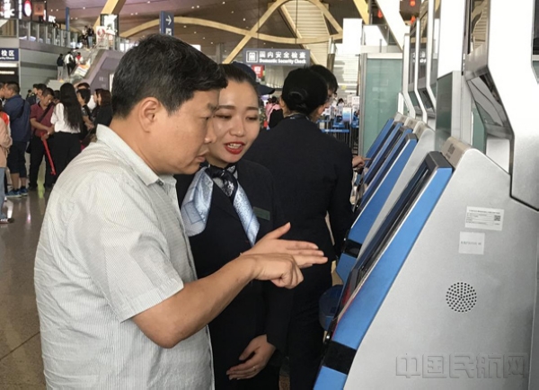 东航云南公司员工“五心”服务保障旺季生产.jpg 东航云南公司员工“五心”服务保障旺季生产.jpg