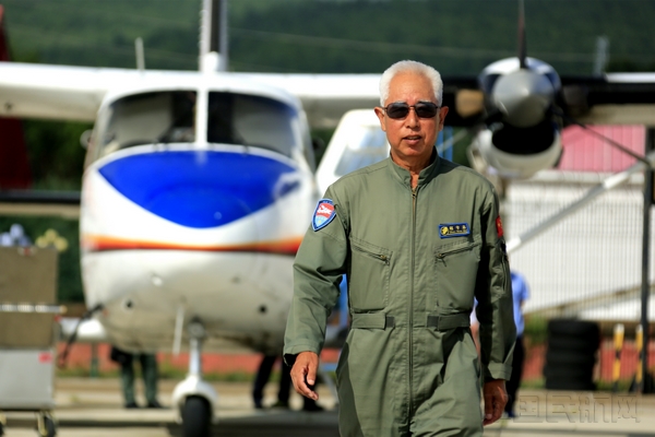 50年与飞机相伴,飞行已融入了他的生命 (3).jpg