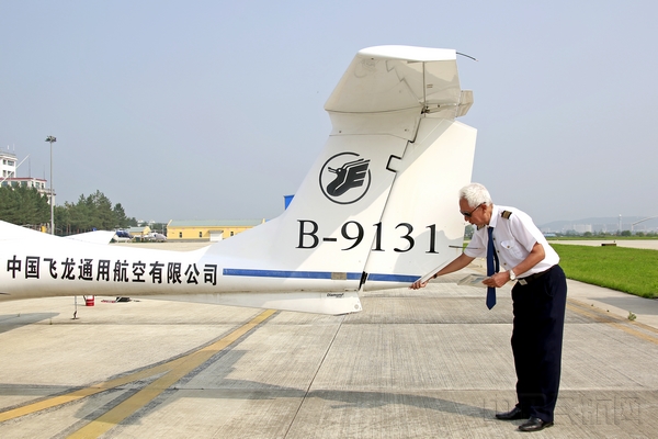 检查飞机方向舵.jpg 检查飞机方向舵.jpg