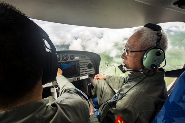 在空中进行航线飞行的检查.jpg 在空中进行航线飞行的检查.jpg