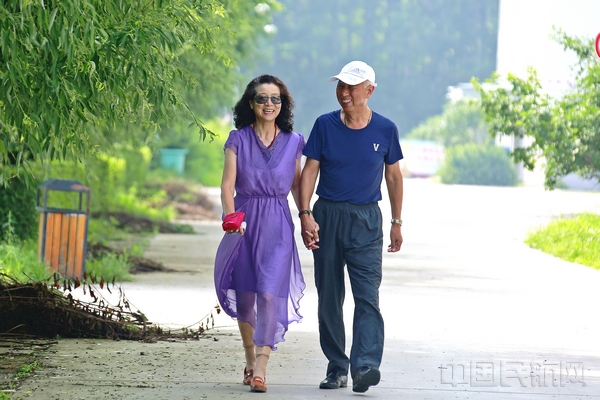 下班之后,夫妻俩散步是最好的休闲方式.jpg 下班之后,夫妻俩散步是最好的休闲方式.jpg