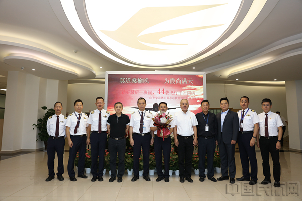 与公司领导合影_副本.jpg 与公司领导合影_副本.jpg