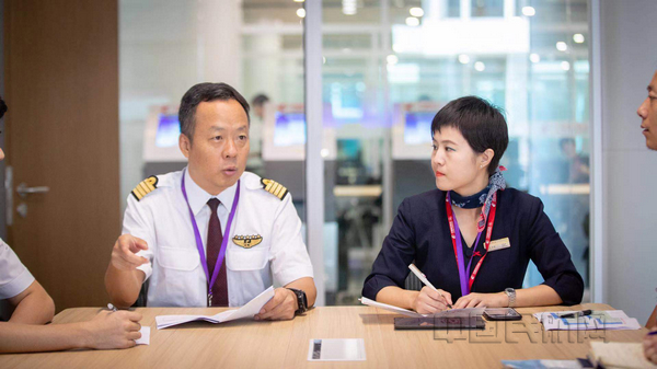 nEO_IMG_东航空勤团队参与大兴演练-东航供图
